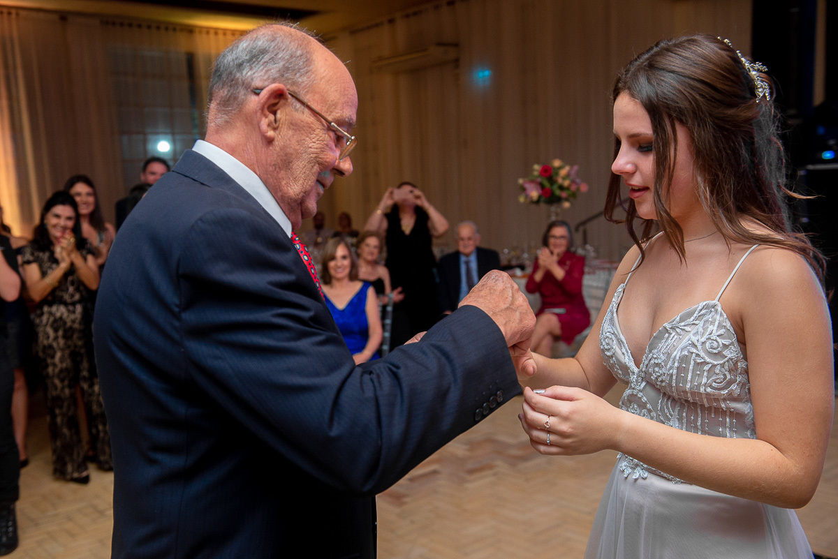 Momento de colocar o anel de 15 anos na debutante durante sua festa de 15 anos. Foto por Marco Moscarelli Fotógrafo Pelotas.
