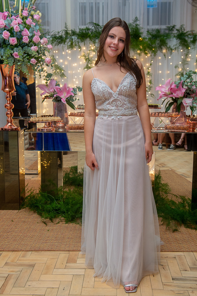 Ensaio da debutante com seu vestido para a festa de 15 anos. Foto por Marco Moscarelli Fotógrafo Pelotas.
