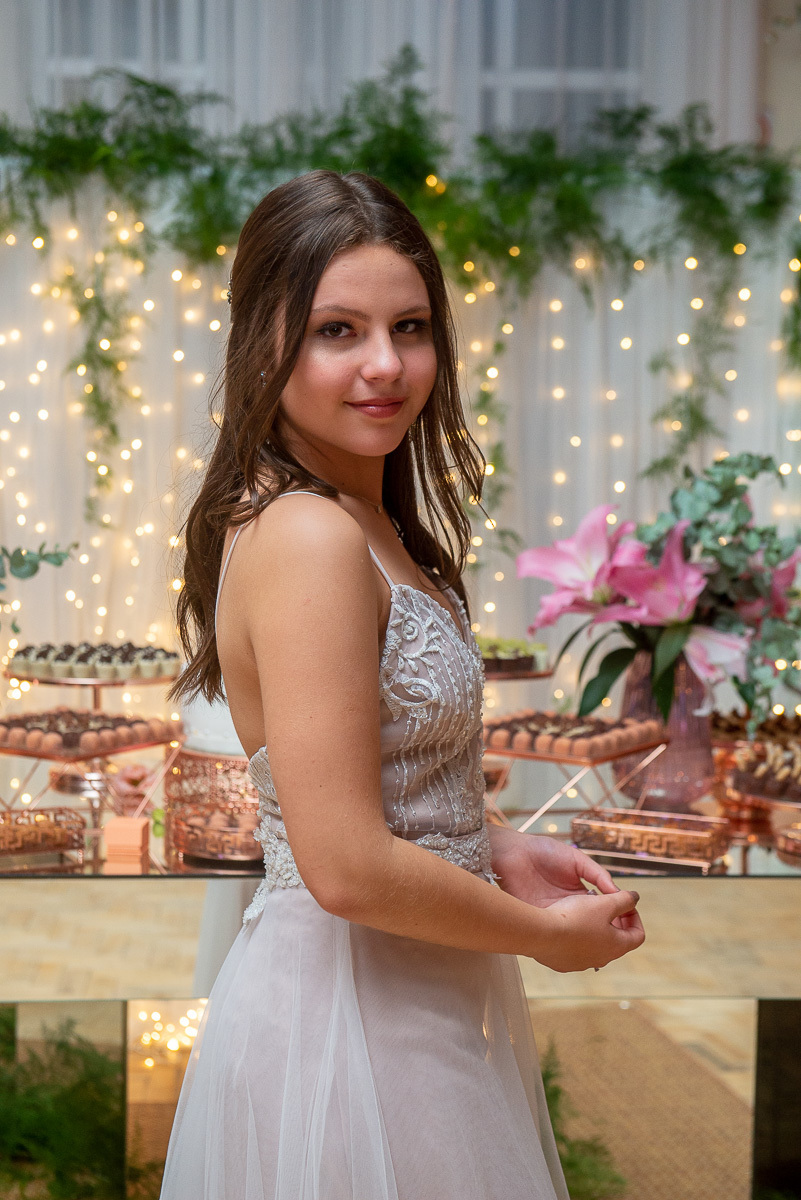 Ensaio da debutante com seu vestido para a festa de 15 anos. Foto por Marco Moscarelli Fotógrafo Pelotas.