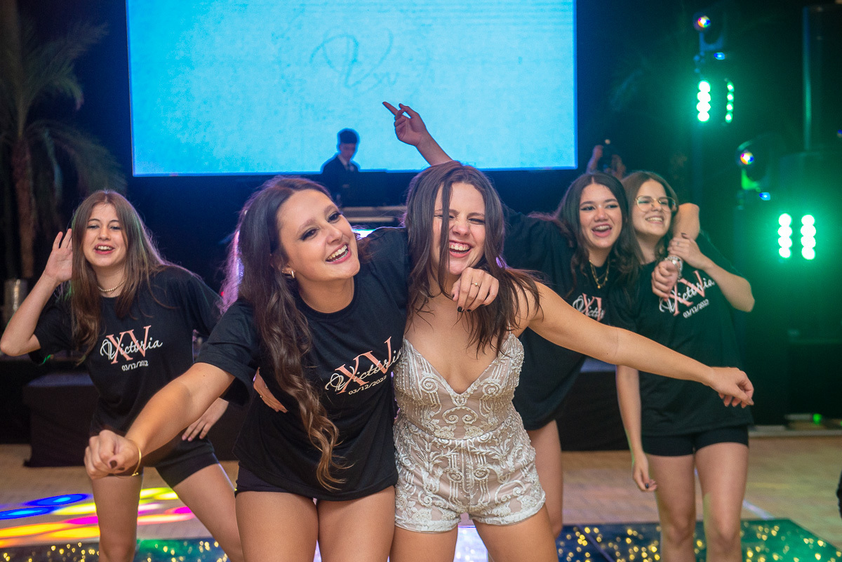 Coreografia de 15 anos para a abertura da pista  da festa de 15 anos em pista de led.  Foto por Marco Moscarelli Fotógrafo Pelotas.