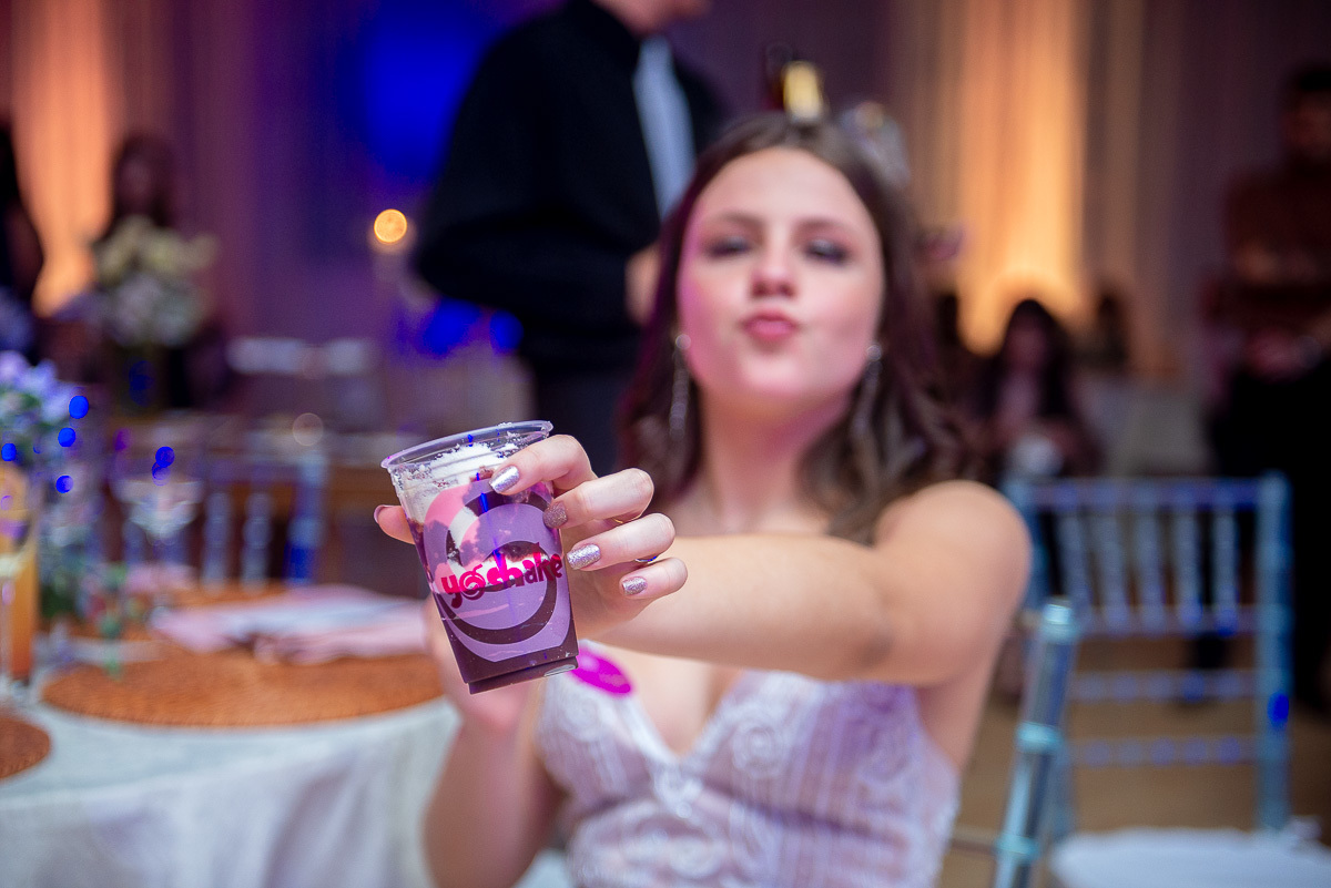 Debutante aproveitando os docinhos da festa de 15 anos.  Foto por Marco Moscarelli Fotógrafo Pelotas.