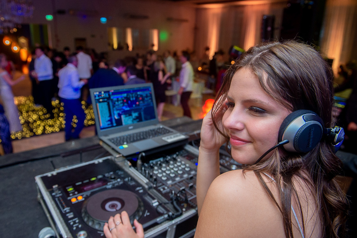 Debutante animando a festa com fones de DJ durante sua festa de 15 anos.  Foto por Marco Moscarelli Fotógrafo Pelotas.