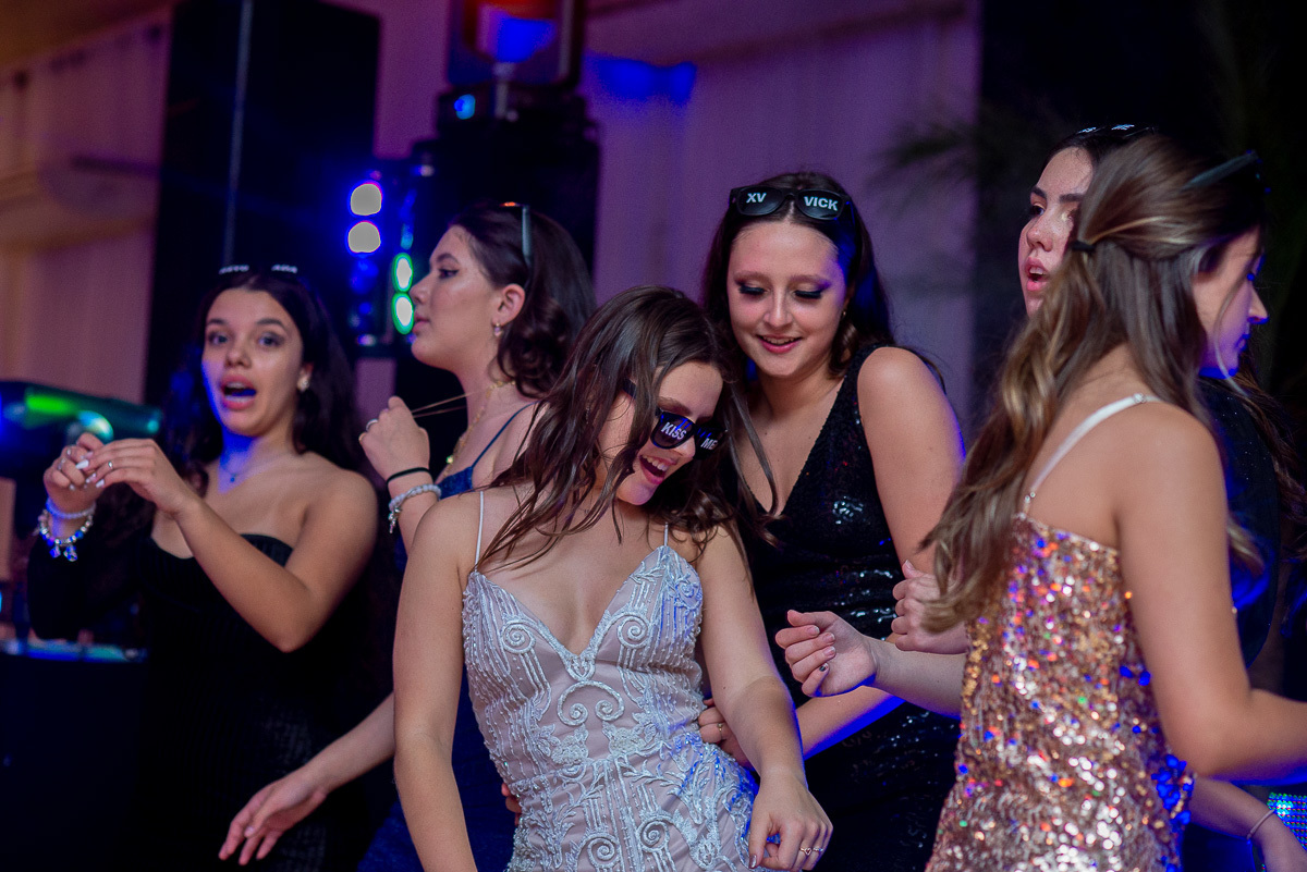 Aniversariante dançando feliz na pista de dança de led durante o aniversário de 15 anos.  Foto por Marco Moscarelli Fotógrafo Pelotas.