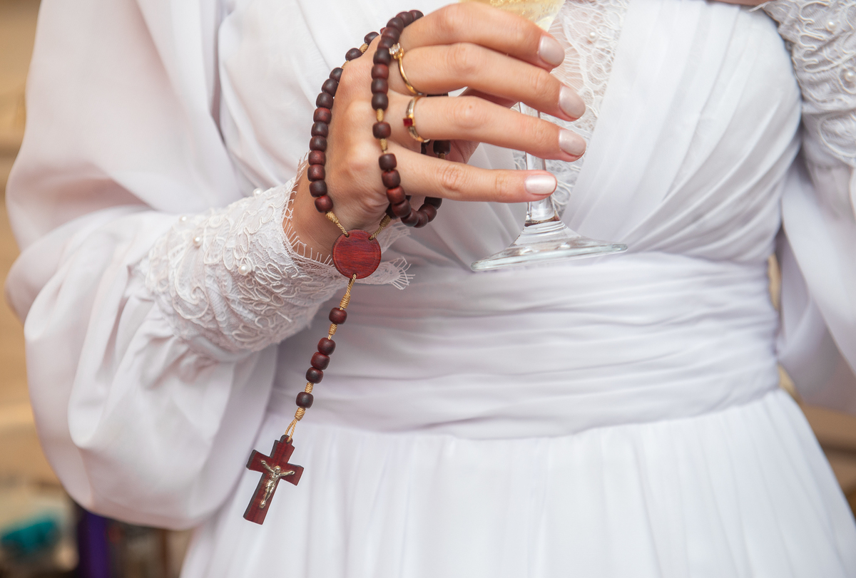 Noiva segurando rosário antes da cerimônia de casamento na rua. Foto por Marco Marco Moscarelli Fotógrafo