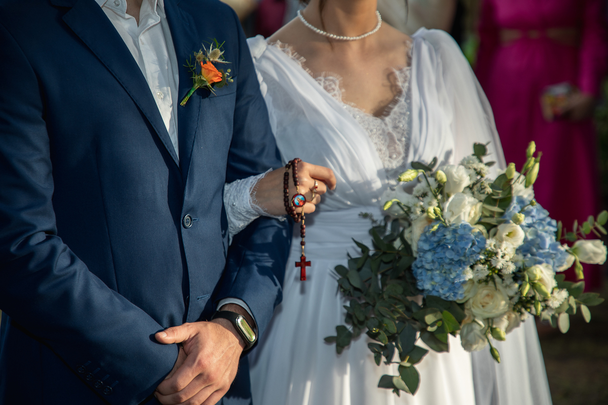 Detalhe do buquê da noiva na sua entrada na cerimônia de casamento na rua. Foto por Marco Marco Moscarelli Fotógrafo