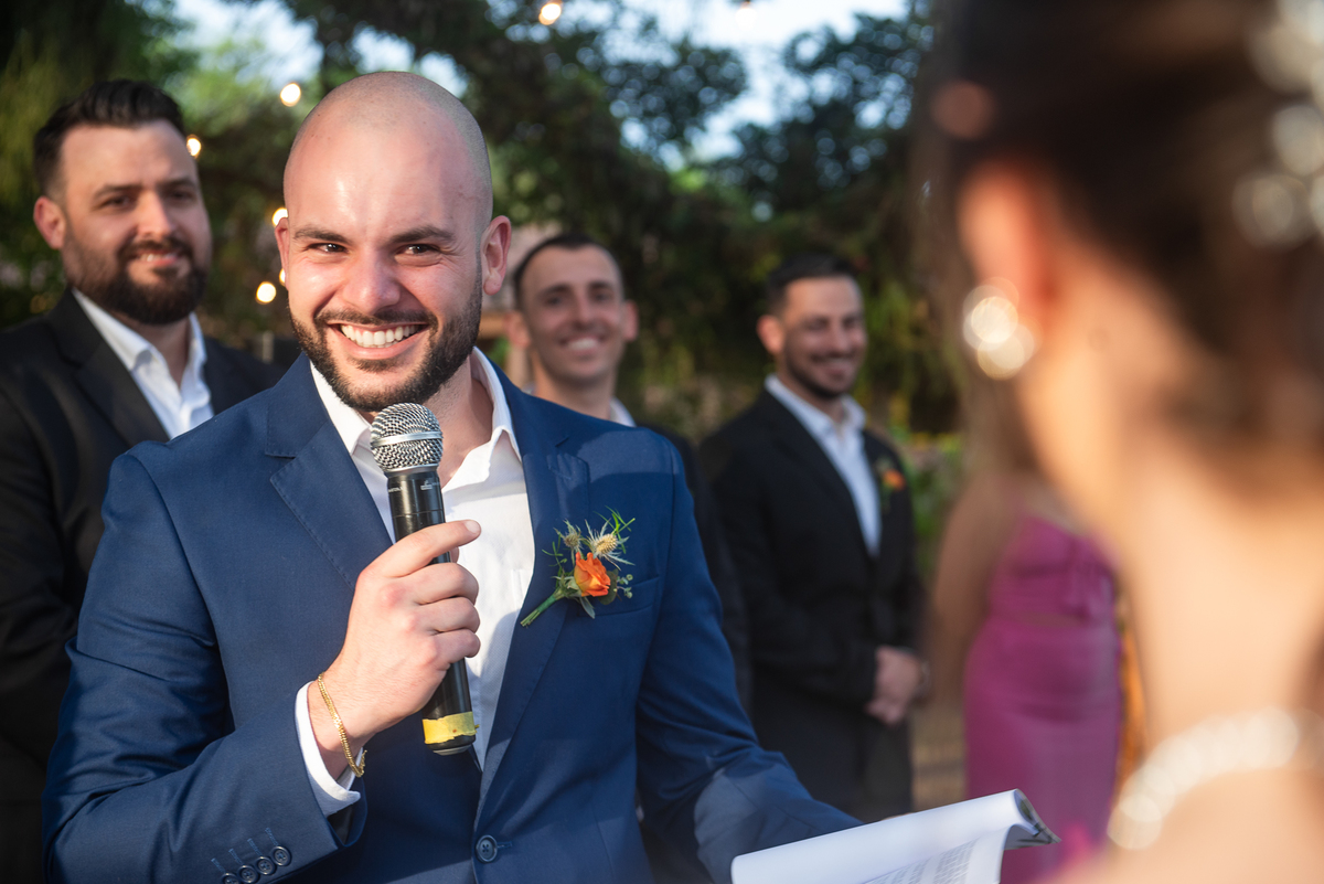 Noivo sorrindo para a noiva durante os votos de casamento. Foto por Marco Marco Moscarelli Fotógrafo