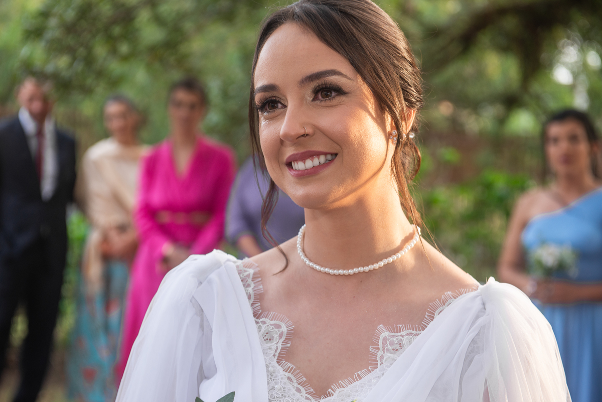 Belo sorriso da noiva durante a sua cerimônia de casamento ao ar livre. Foto por Marco Marco Moscarelli Fotógrafo