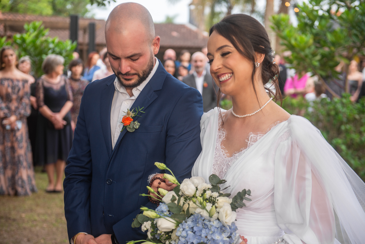 Noivos sorrindo durante a cerimônia de casamento ao ar livre. Foto por Marco Marco Moscarelli Fotógrafo