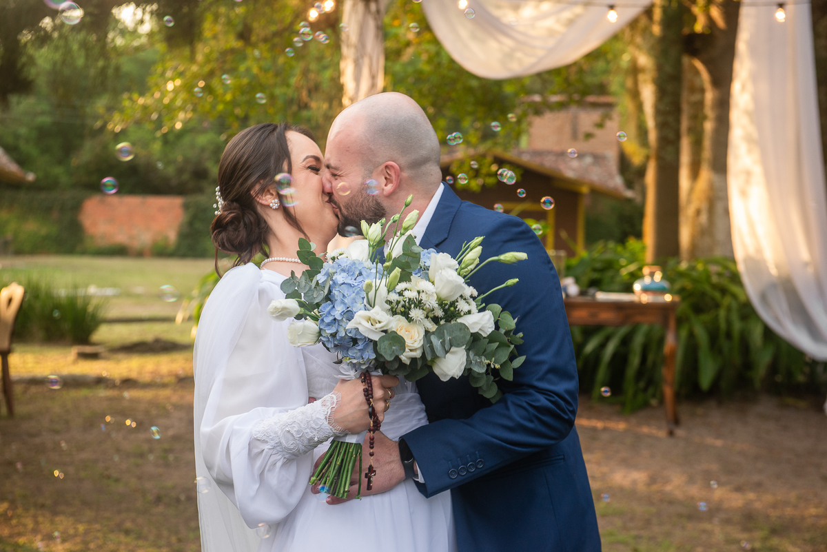 Beijo dos noivos ao final da cerimônia de casamento ao ar livre. Beijo dos noivos ao final da cerimônia de casamento ao ar livre. Foto por Marco Marco Moscarelli Fotógrafo