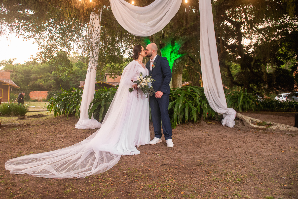 Beijo dos noivos ao final da cerimônia de casamento ao ar livre. Foto por Marco Marco Moscarelli 