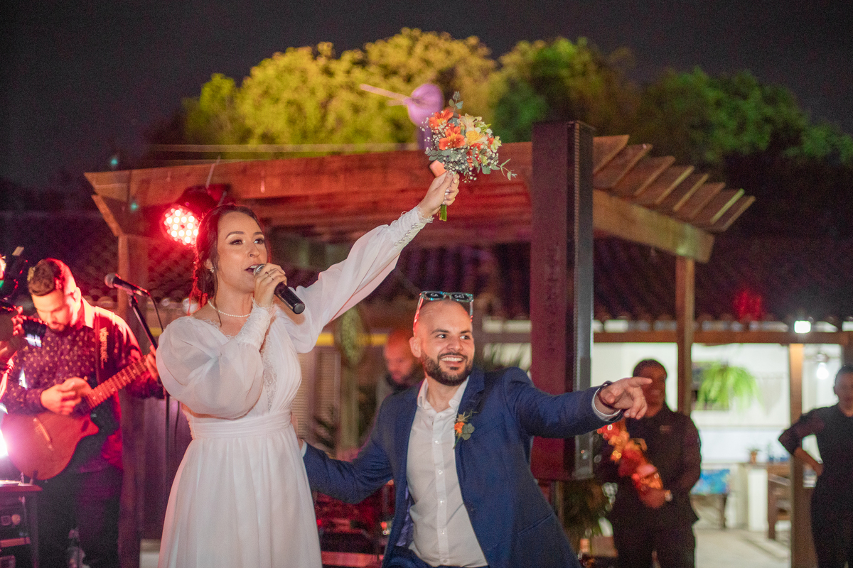 Noiva preparando para jogar o buquê de noiva.  Foto por Marco Marco Moscarelli 