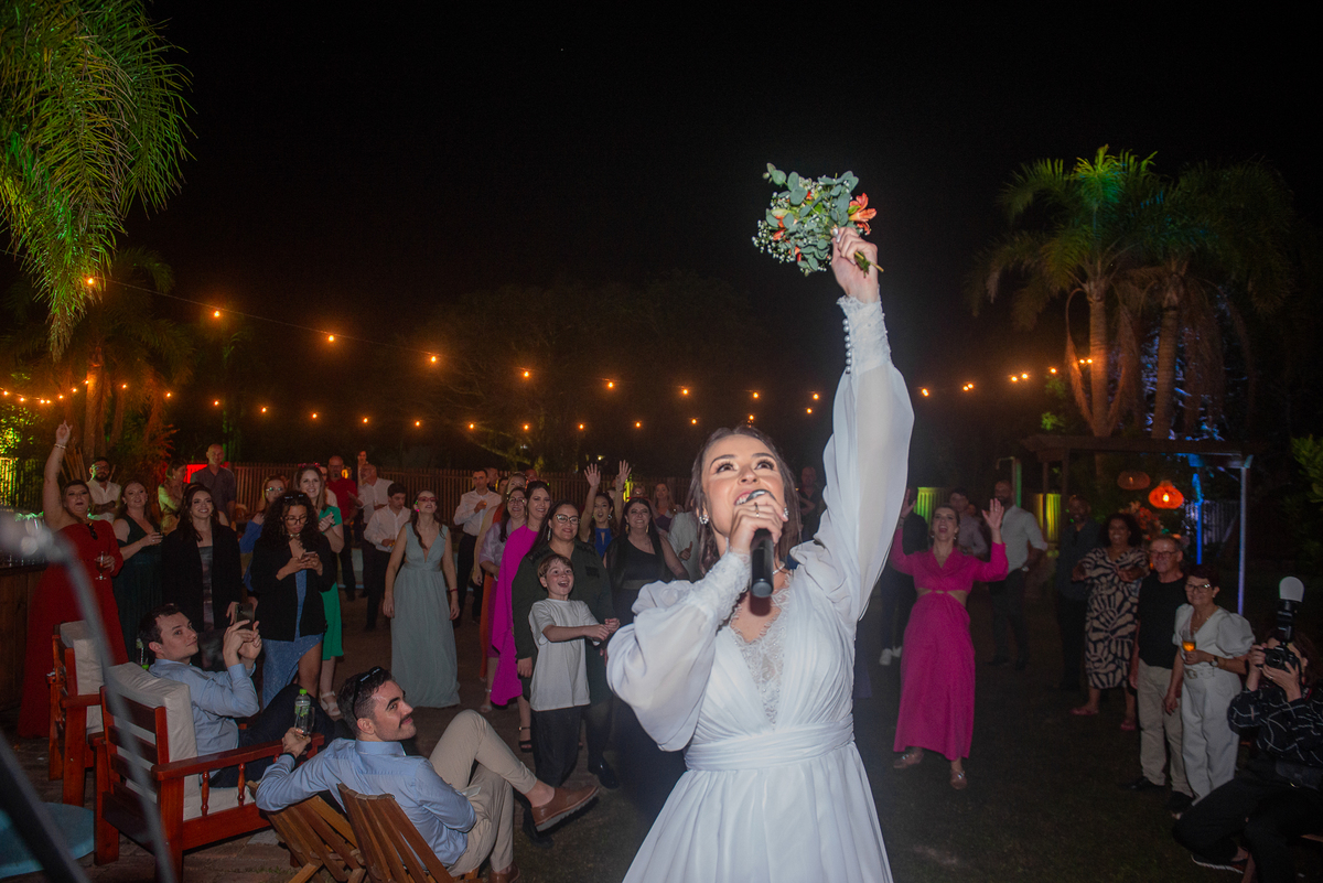 Noiva preparando para jogar o buquê de noiva.  Foto por Marco Marco Moscarelli 