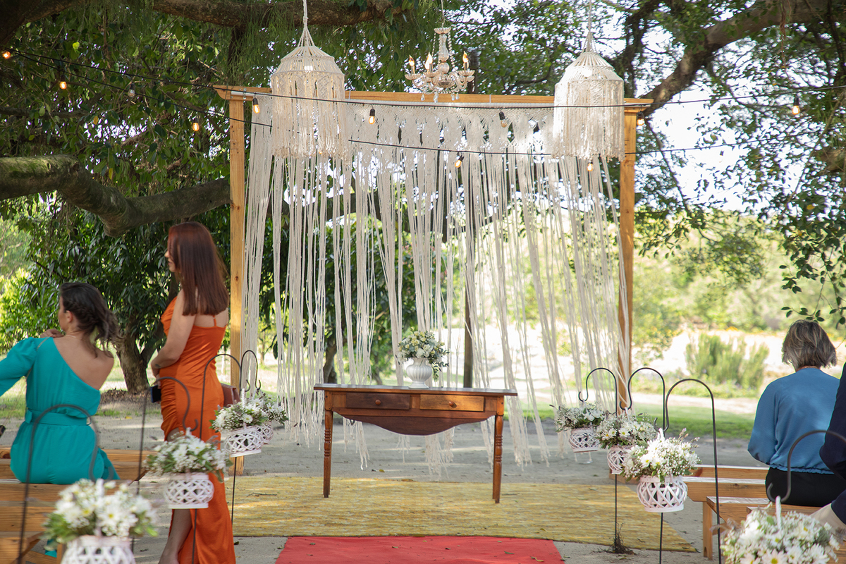Detalhe do local decorado para a cerimônia de casamento ao ar livre na Quinta dom Manuel em Pelotas - Foto por Marco Moscarelli Fotógrafo.