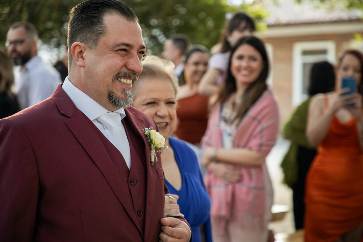 Entrada do noivo na cerimônia de casamento ao ar livre em Pelotas. Foto por Marco Moscarelli Fotógrafo.