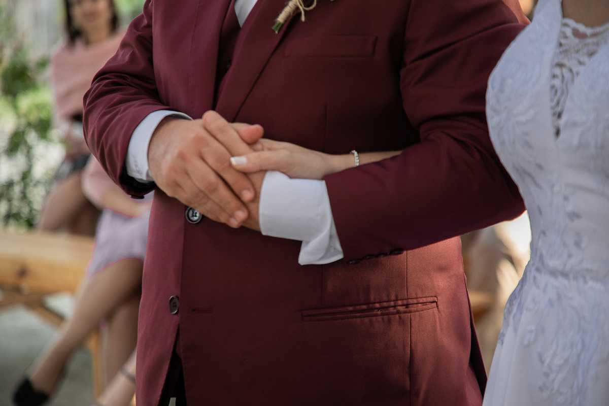 Detalhe das mão dos noivos cerimônia de casamento em Pelotas. Foto por Marco Moscarelli Fotógrafo.