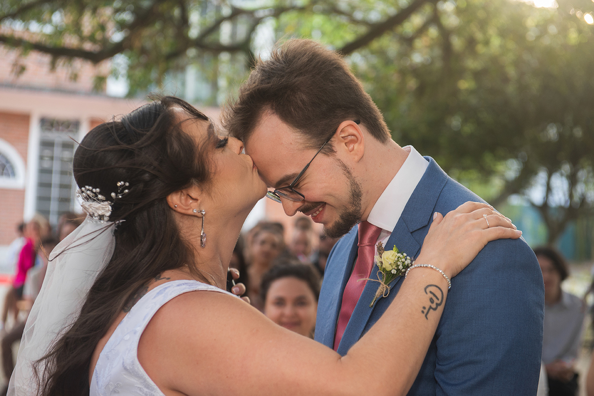 Noiva dando um beijo na testa do seu irmão cerimônia de casamento em Pelotas. Foto por Marco Moscarelli Fotógrafo.