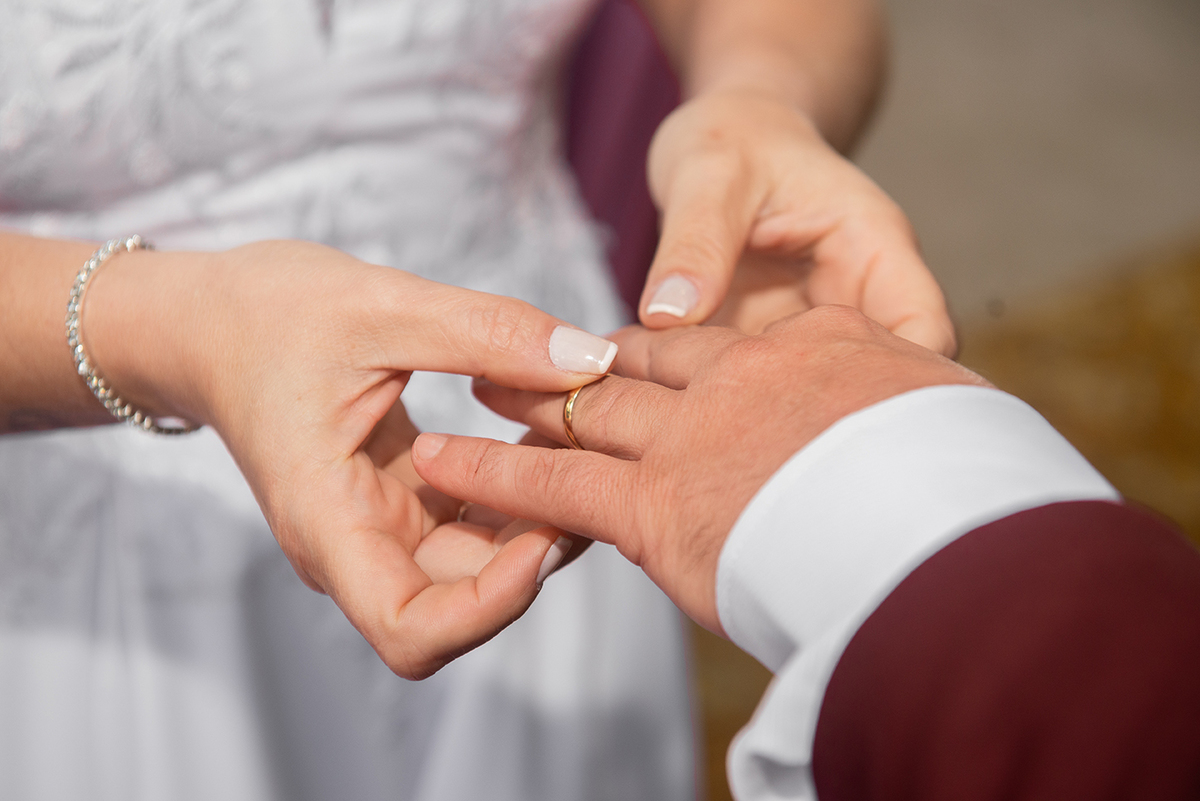 Momento da troca de alianças durante cerimônia de casamento em Pelotas. Foto por Marco Moscarelli Fotógrafo.