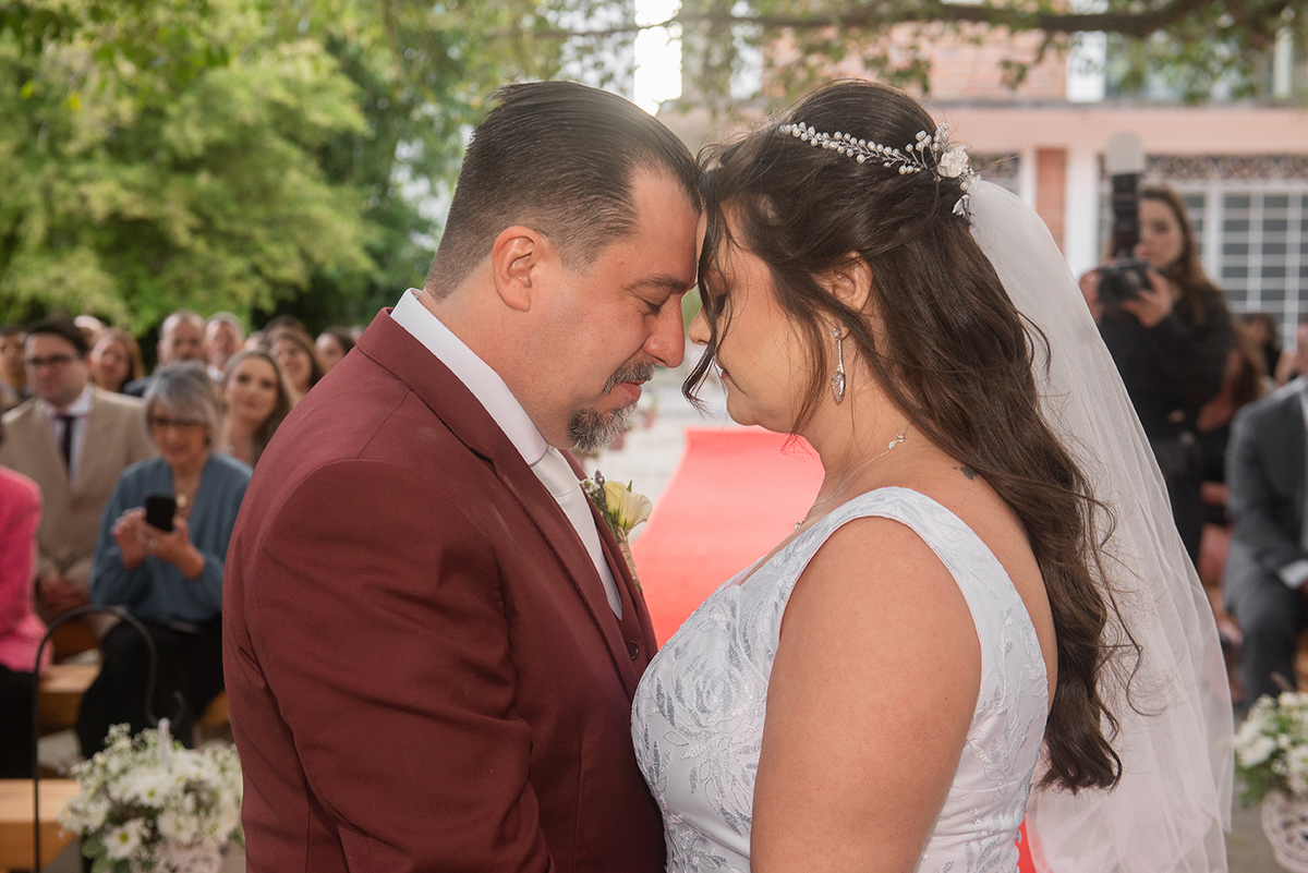 Noivos em momento lindo encostando suas testas durante cerimônia de casamento em Pelotas. Foto por Marco Moscarelli Fotógrafo.