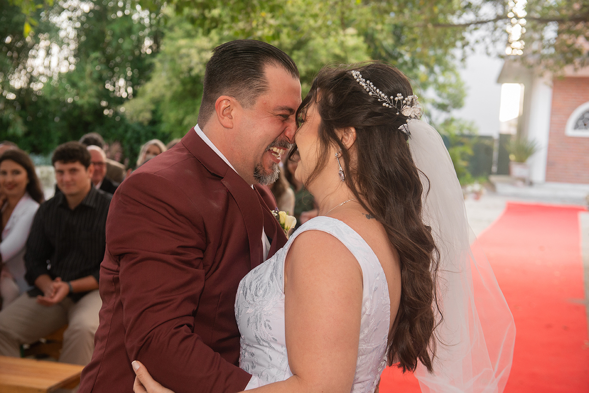 Belo sorriso dos noivos durante os votos na cerimônia de casamento em Pelotas. Foto por Marco Moscarelli Fotógrafo.