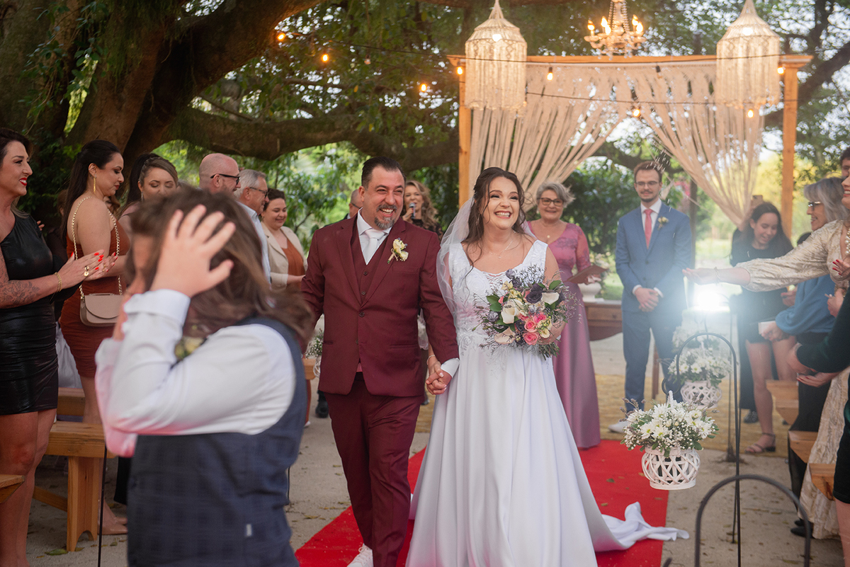 Saída dos noivos da cerimônia de casamento em Pelotas. Foto por Marco Moscarelli Fotógrafo.