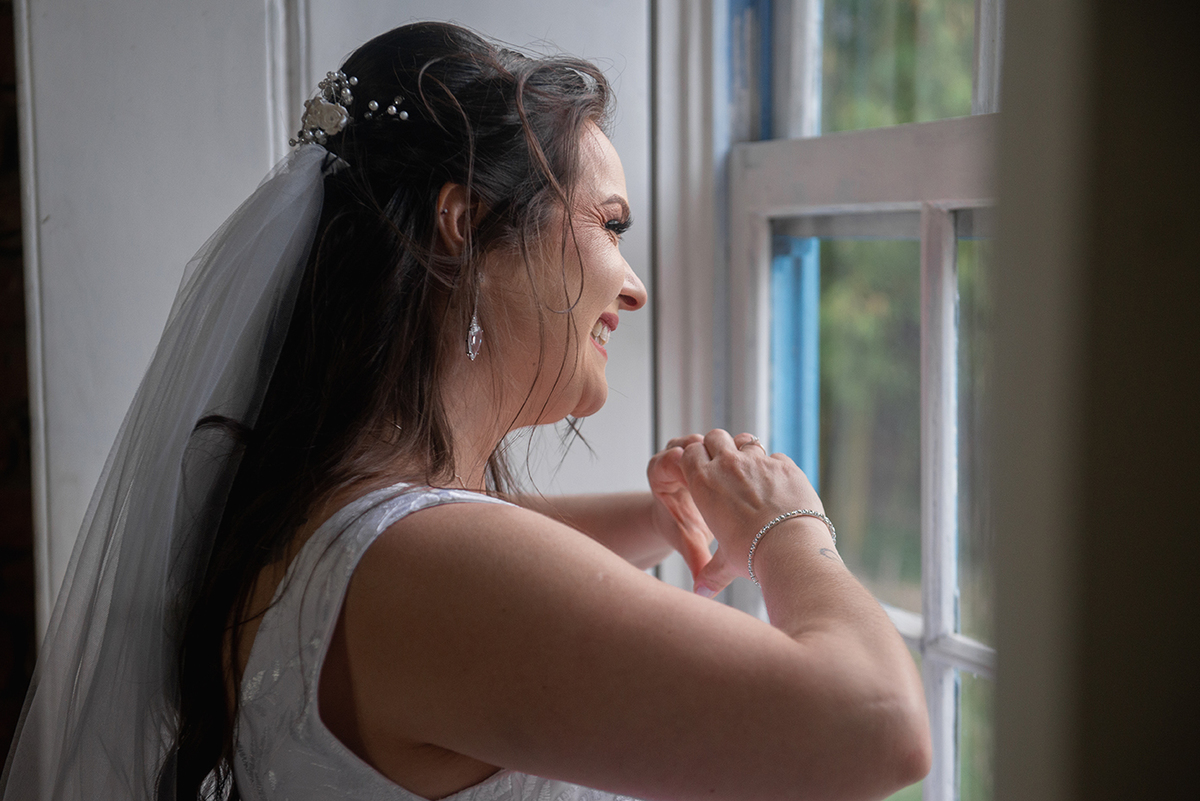 Lindo momento da noiva após a cecerimônia de casamento em Pelotas. Foto por Marco Moscarelli Fotógrafo.