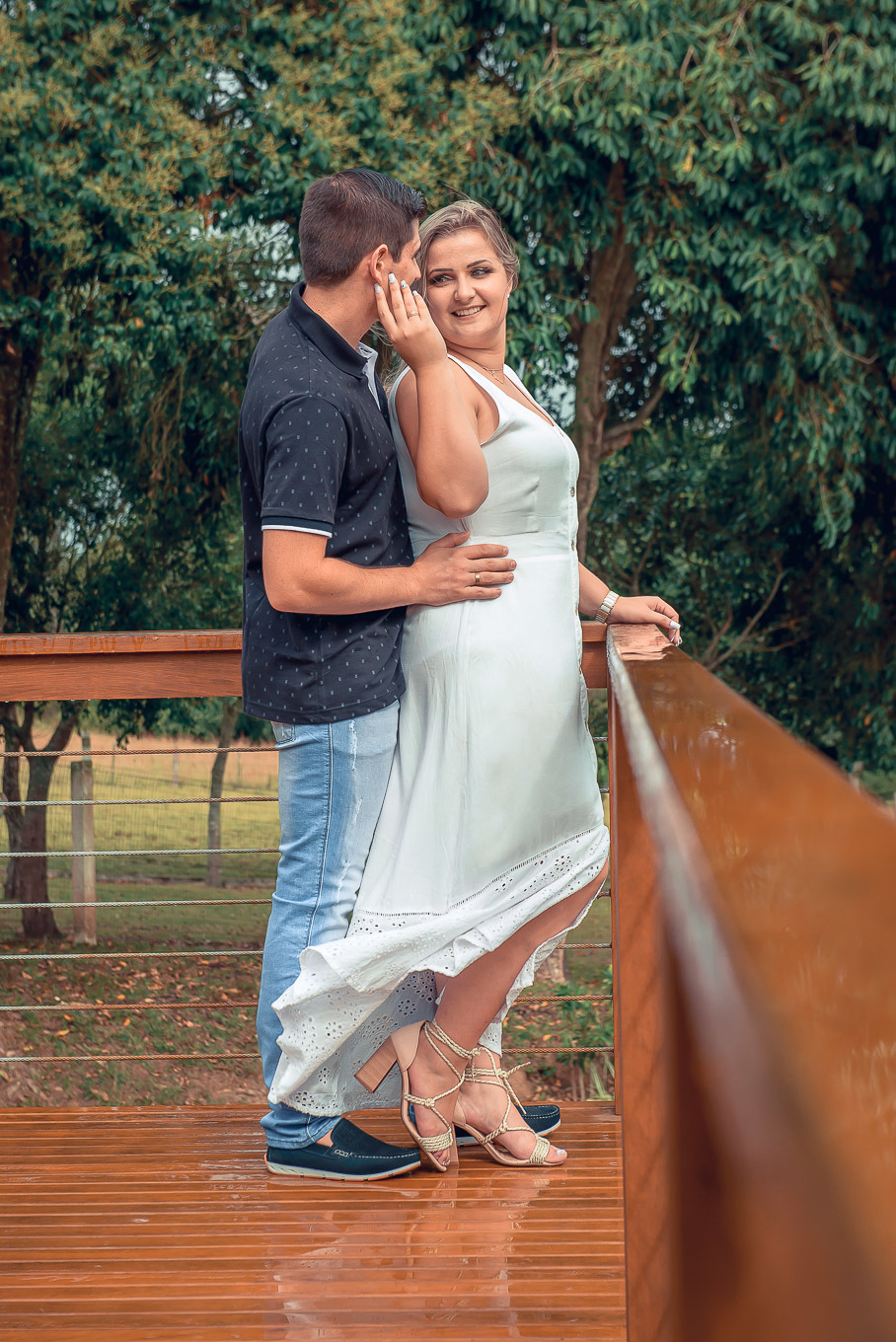 noivos trocando olhares durante seu ensaio pré wedding.  Foto por Marco Moscarelli Fotógrafo.