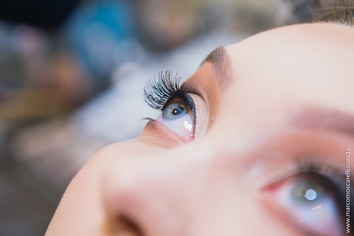 Detalhe do olho azul da noiva durante o make of no dia do casamento. Foto- Marco Moscarelli