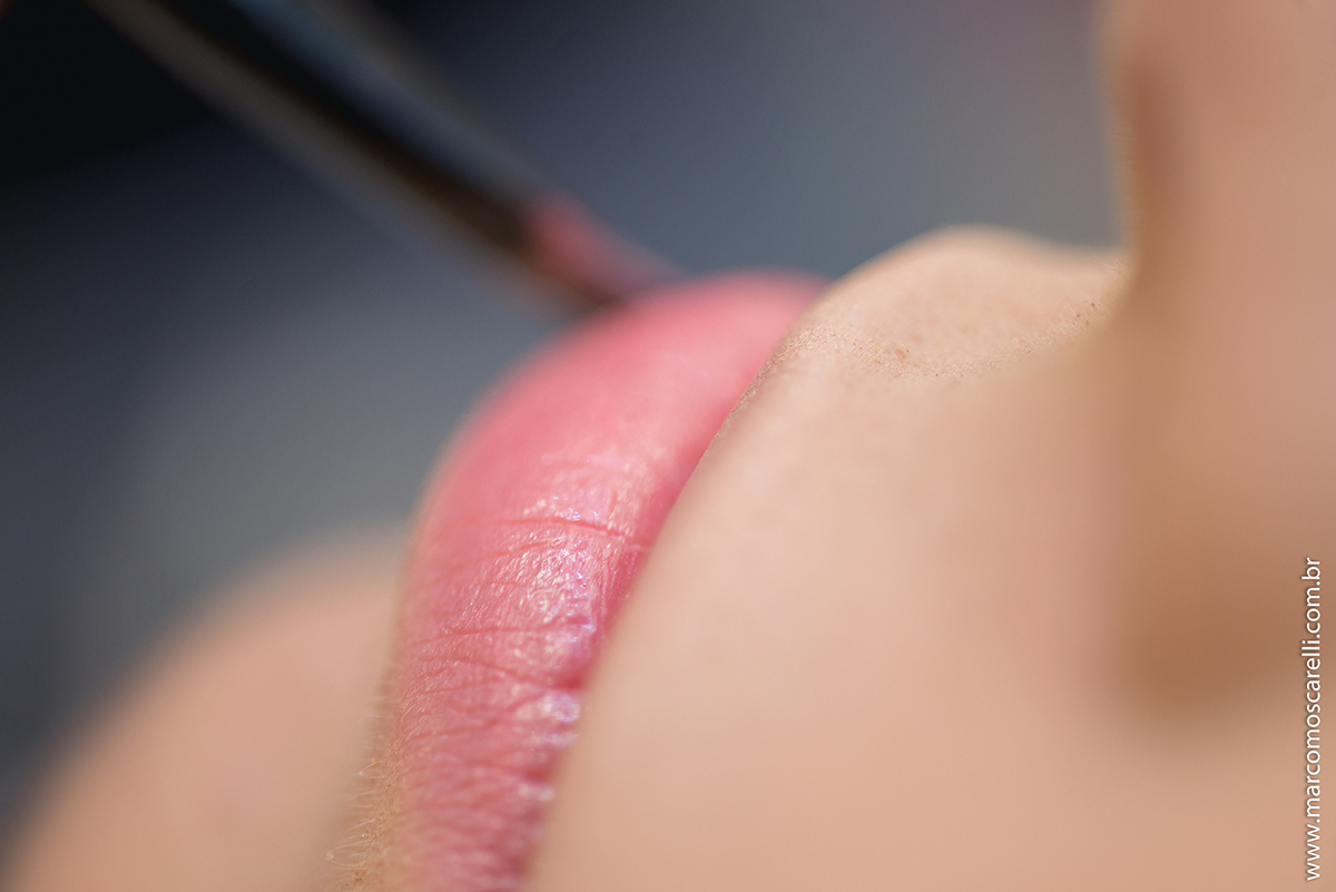 Detalhe do momento do baton nos labios da noiva durante Making of da noiva no dia do casamento. Foto Marco Moscarelli