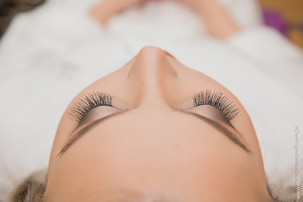 Detalhe visto de cima dos olhos maquiados da noiva durante Making of da noiva no dia do casamento. Foto- Marco Moscarelli