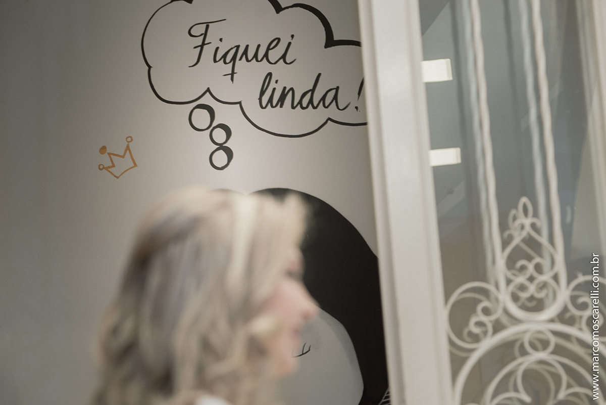 Making of da noiva no dia do casamento, foto engraçada com legenda fiquei linda na parede. Foto- Marco Moscarelli