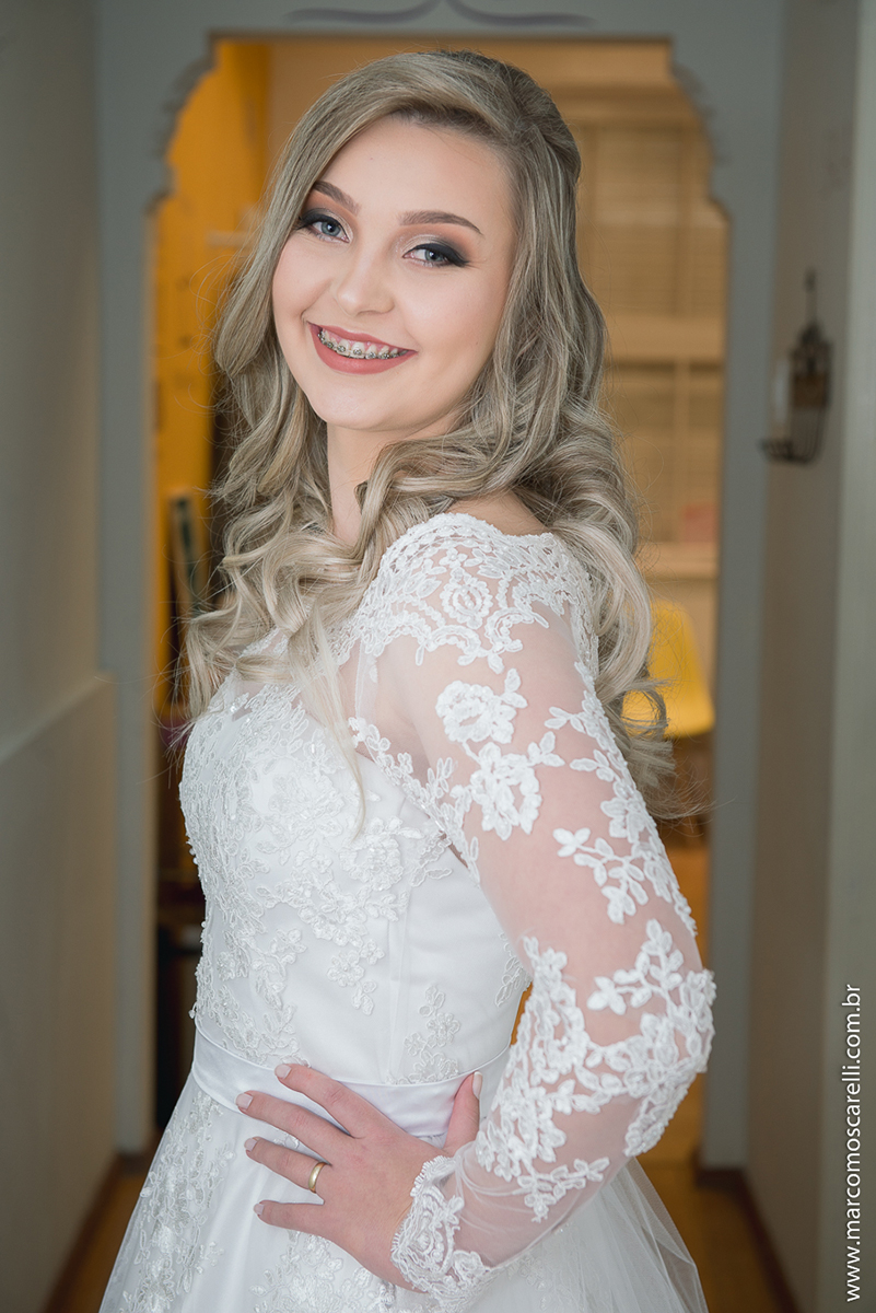 Noiva pronta no fim do Making of, ja vestindo o lindo vestido de noiva momentos antes do seu casamento. Foto - Marco Moscarelli