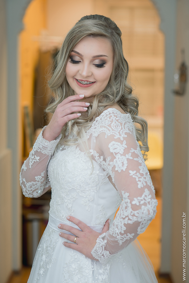 Noiva pronta no fim do Making of, ja vestindo o lindo vestido de noiva momentos antes do seu casamento. Foto - Marco Moscarelli