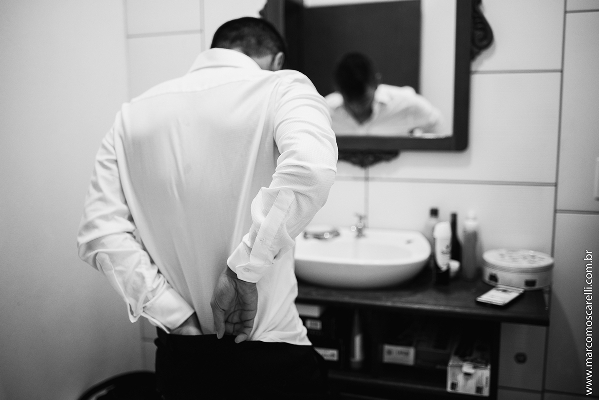 Foto em preto e branco do noivo no seu Making of antes do casamento. Foto - Marco Moscarelli