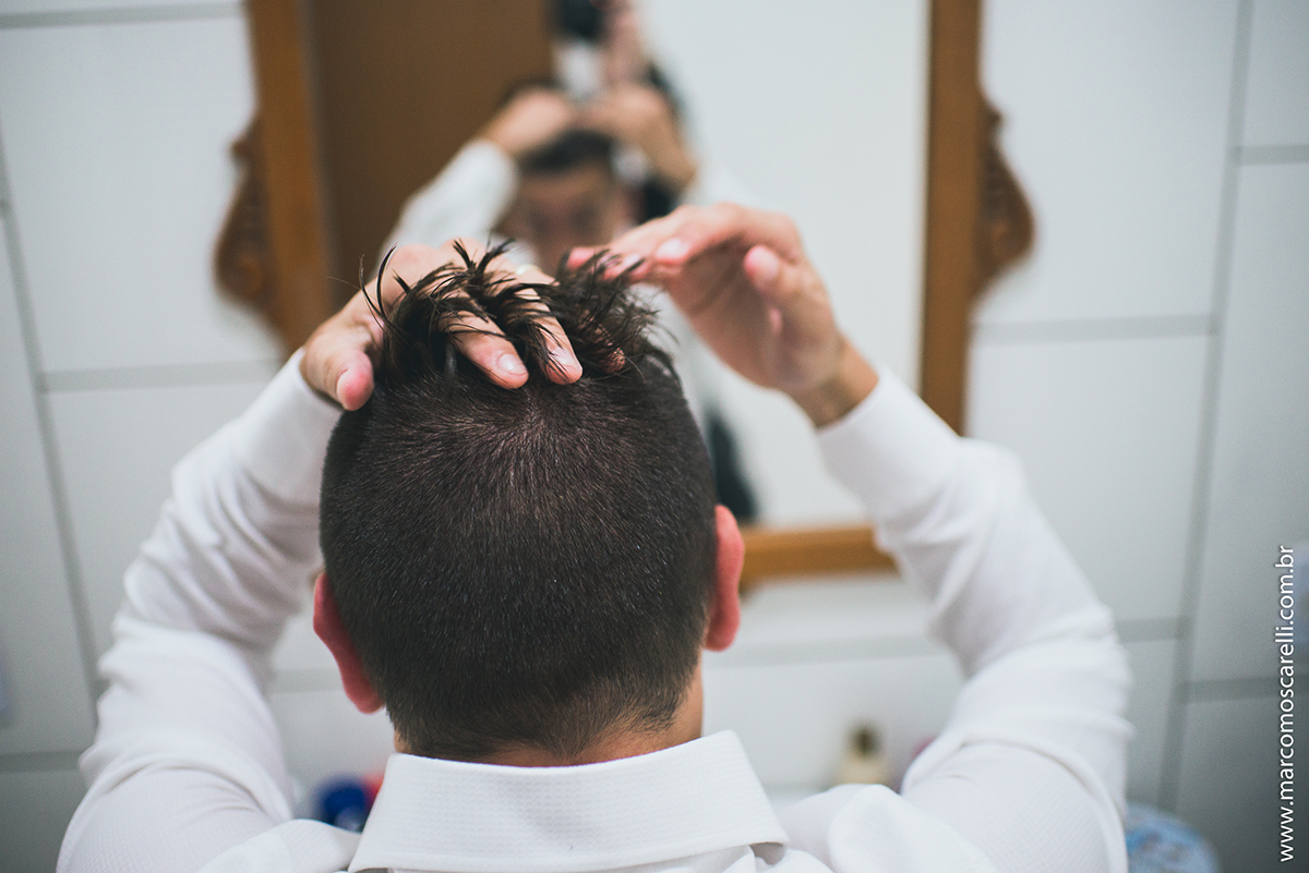 FDoto do noivo arrumando o cabelo durante Making of antes do casamento. Foto- Marco Moscarelli