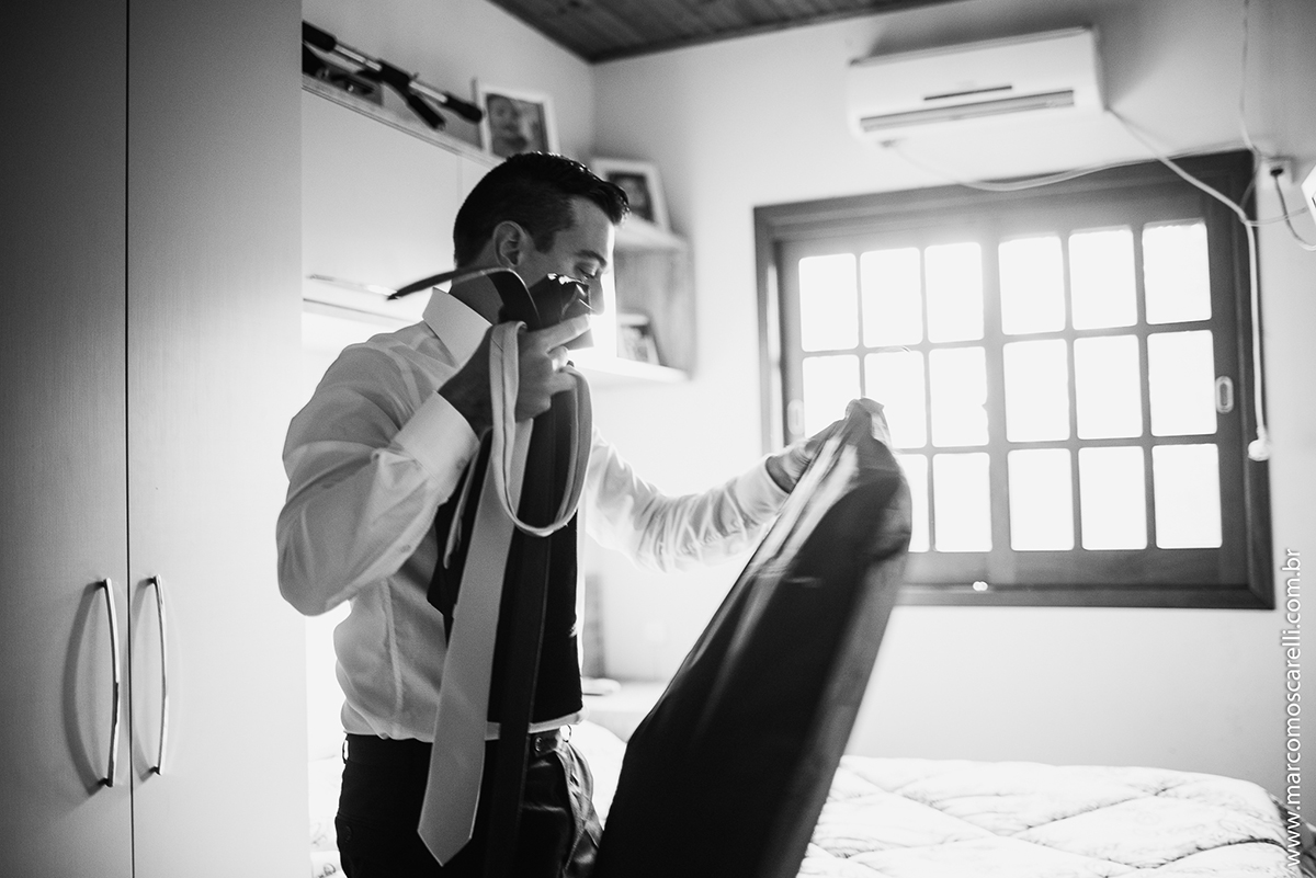 Fotografia em Preto e Branco do momento em que o noivo escolhe terno e gravata durante o Making of antes do casamento. Foto - Marco Moscarelli