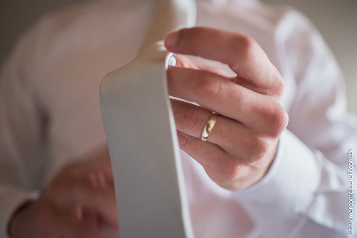 Foto do detalhe da gravata e da alinça do noivo durante Making of antes do casamento. Foto por Marco Moscarelli