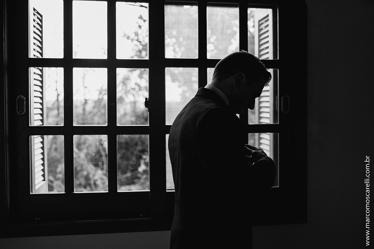 Foto em Preto e branco de um momento de refelxão do noivo durante o Making of. Foto por Marco Moscarelli