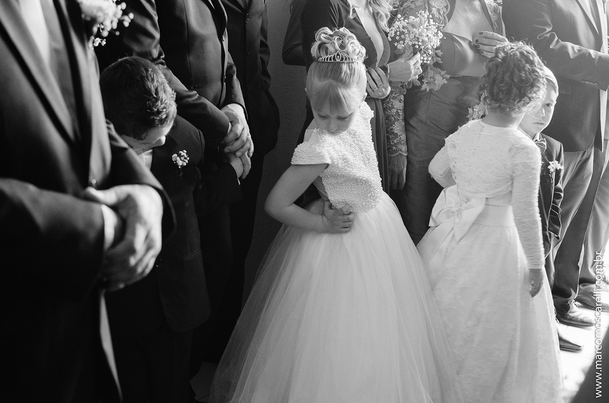 Momento delicado da daminha de honra antes do casamento aguardando a noiva chegar. Foto por Marco Moscarelli