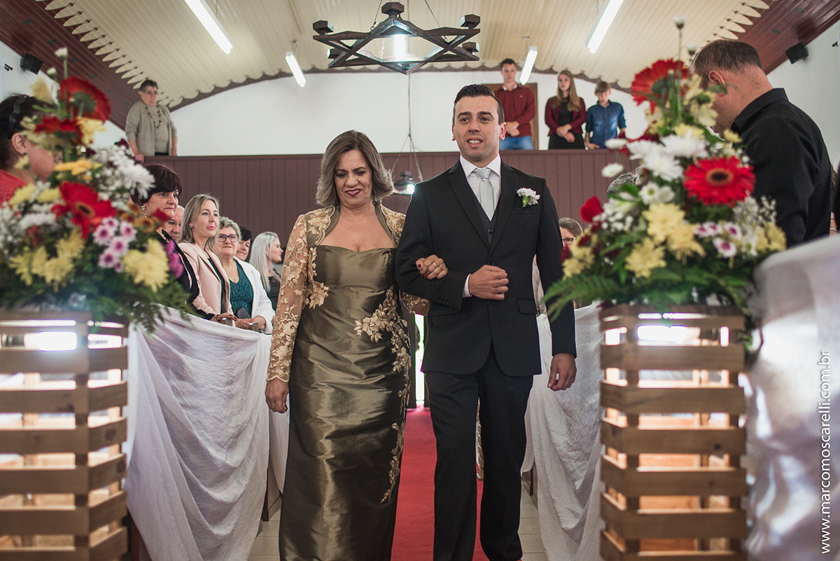 Foto da entrada do noivo na ireja para a cerimônia de casamento. Foto por Marco Moscarelli