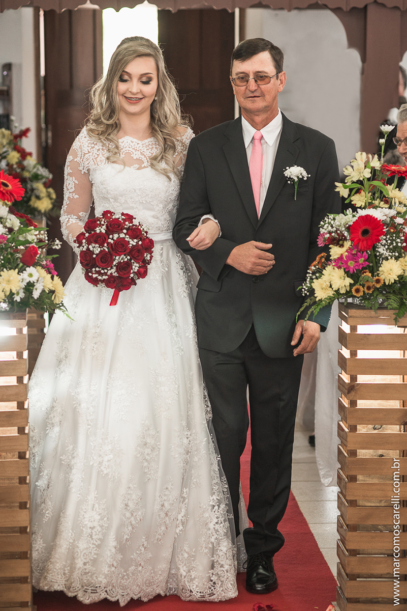 Foto da entrada da noiva na igreja durante o casamento. Foto por Marco Moscarelli
