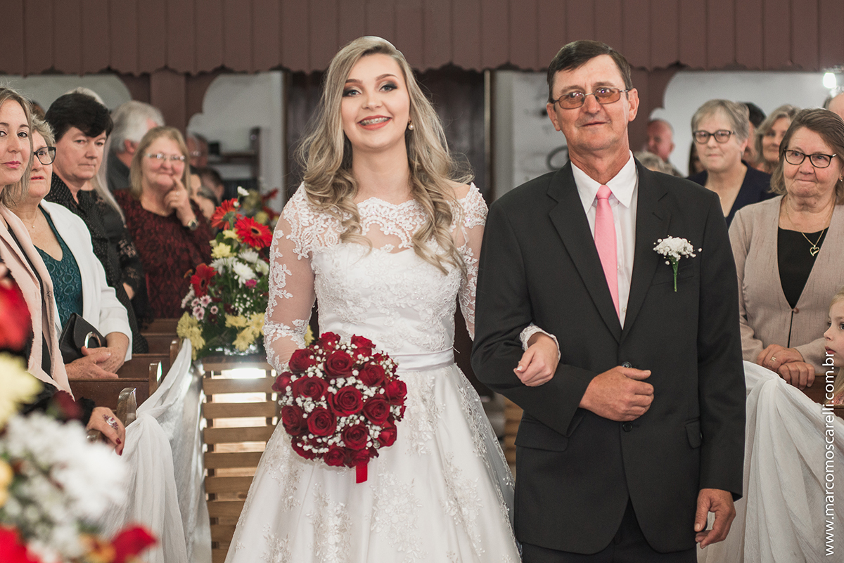 Foto da entrada da noiva na igreja durante o casamento. Foto por Marco Moscarell