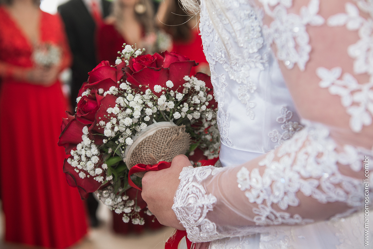 Foto do detalher do buquê da noiva durante o casamento dos noivos. Foto por Marco Moscarelli