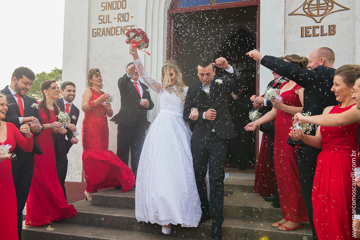 Saida dos noivos da igreja, Noiva levantando o buque para cima com um lindo sorriso. Foto por Marco Moscarelli