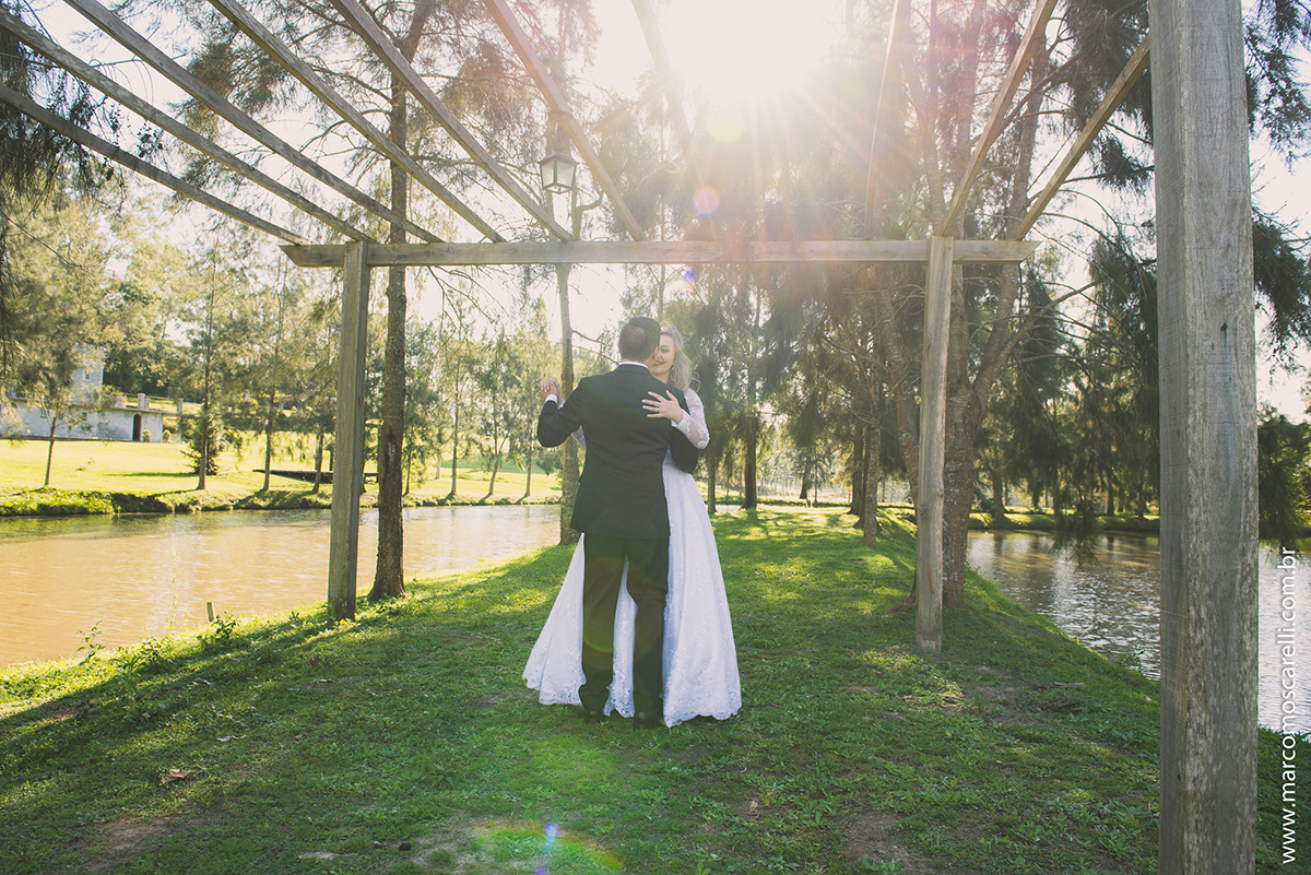 Noivo dançando com a noiva em ensaio fotográfico apóso casamento com um lindo bosque ao fundo. Foto Por Marco Moscarelli