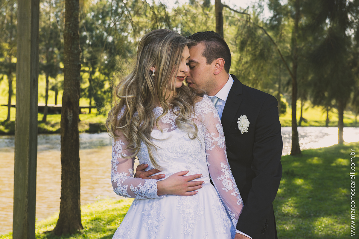 Noivo abraçando a noiva apoiando a cabeça no ombro da noiva em ensaio após o casamento. Foto por Marco Moscarelli