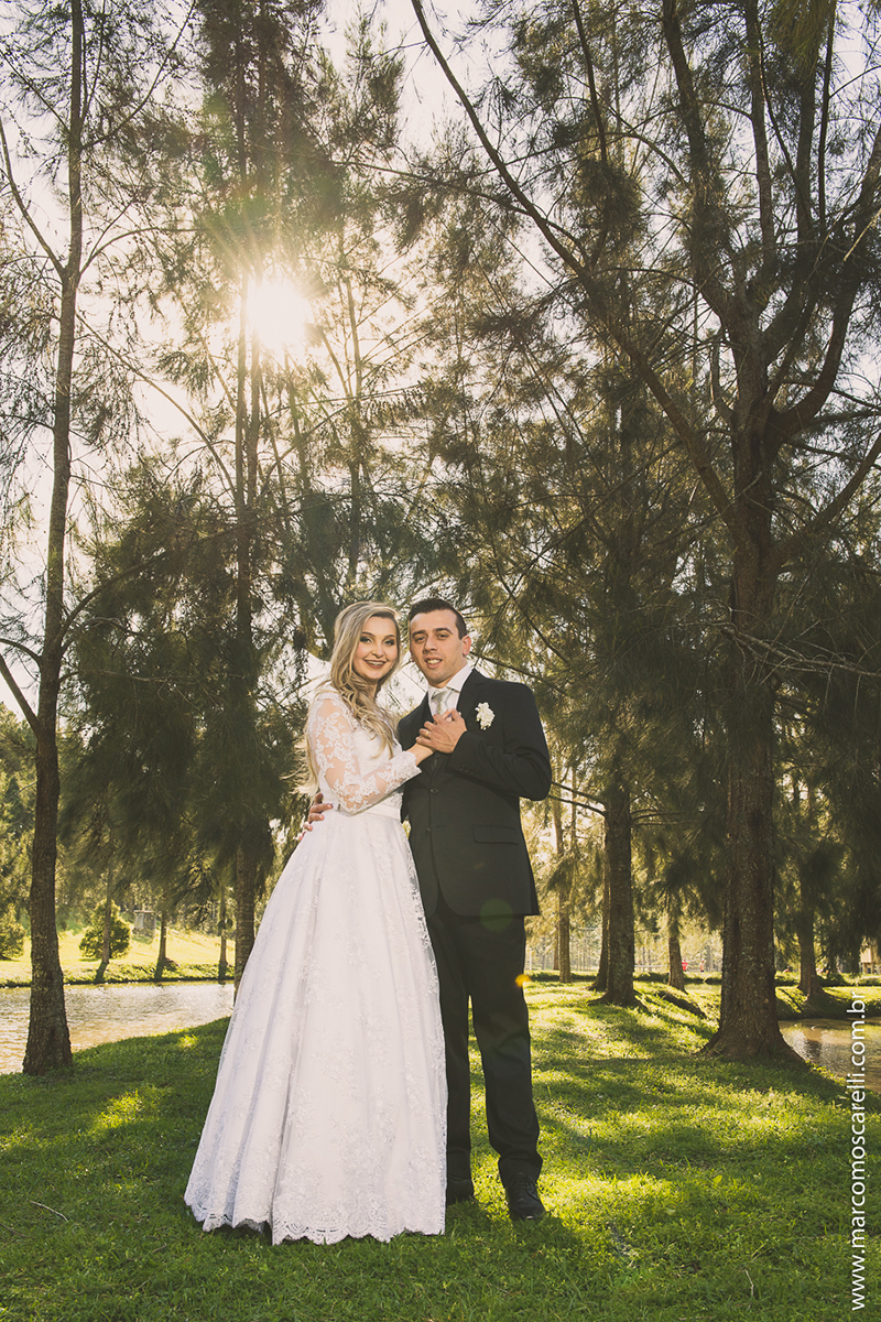Noivo posando para foto com a noiva em pose de dança de valça em ensaio após o casamento com sol ao fundo. Foto por Marco Moscarelli