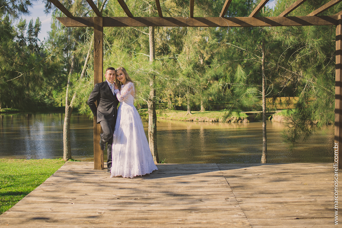 Noivo abraçando a noiva apoiando a cabeça no ombro da noiva em ensaio após o casamento. Foto por Marco Moscarelli