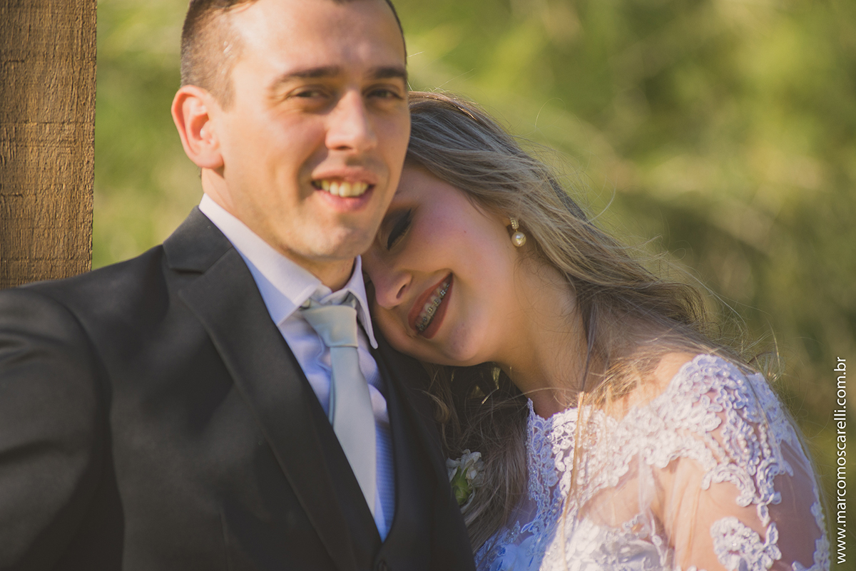 Noiva descansando a cabeça no ombro do noivo em ensaio após o casamento. Foto por Marco Moscarelli