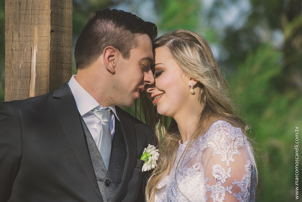 Beijo dos noivos durante ensaio após o casamento. Foto por Marco Moscarelli