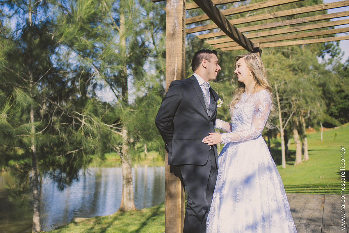 Noivo trocando sorrisos com a noiva durante ensaio fotográfico após o casamento. Foto poor Marco Moscarelli